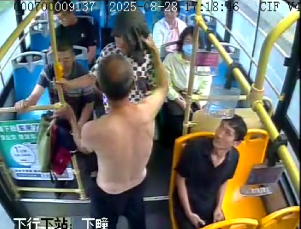 图：老汉脱下上衣准备为男孩遮雨